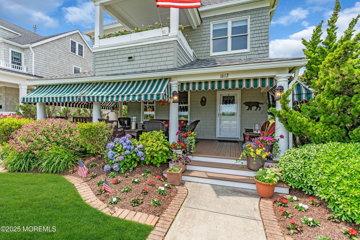 Exterior, Facade, Queen Anne Victorian