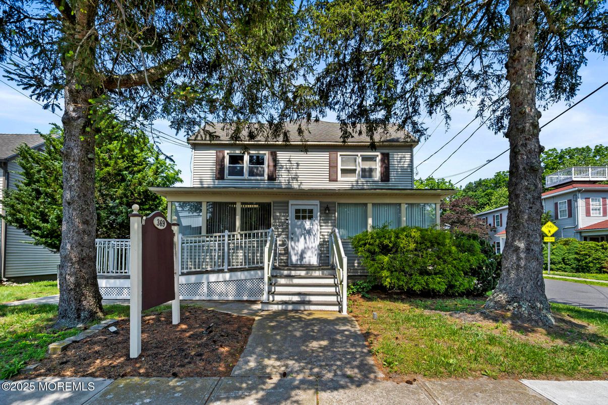 Exterior, Facade, Brick Facade, American Foursquare