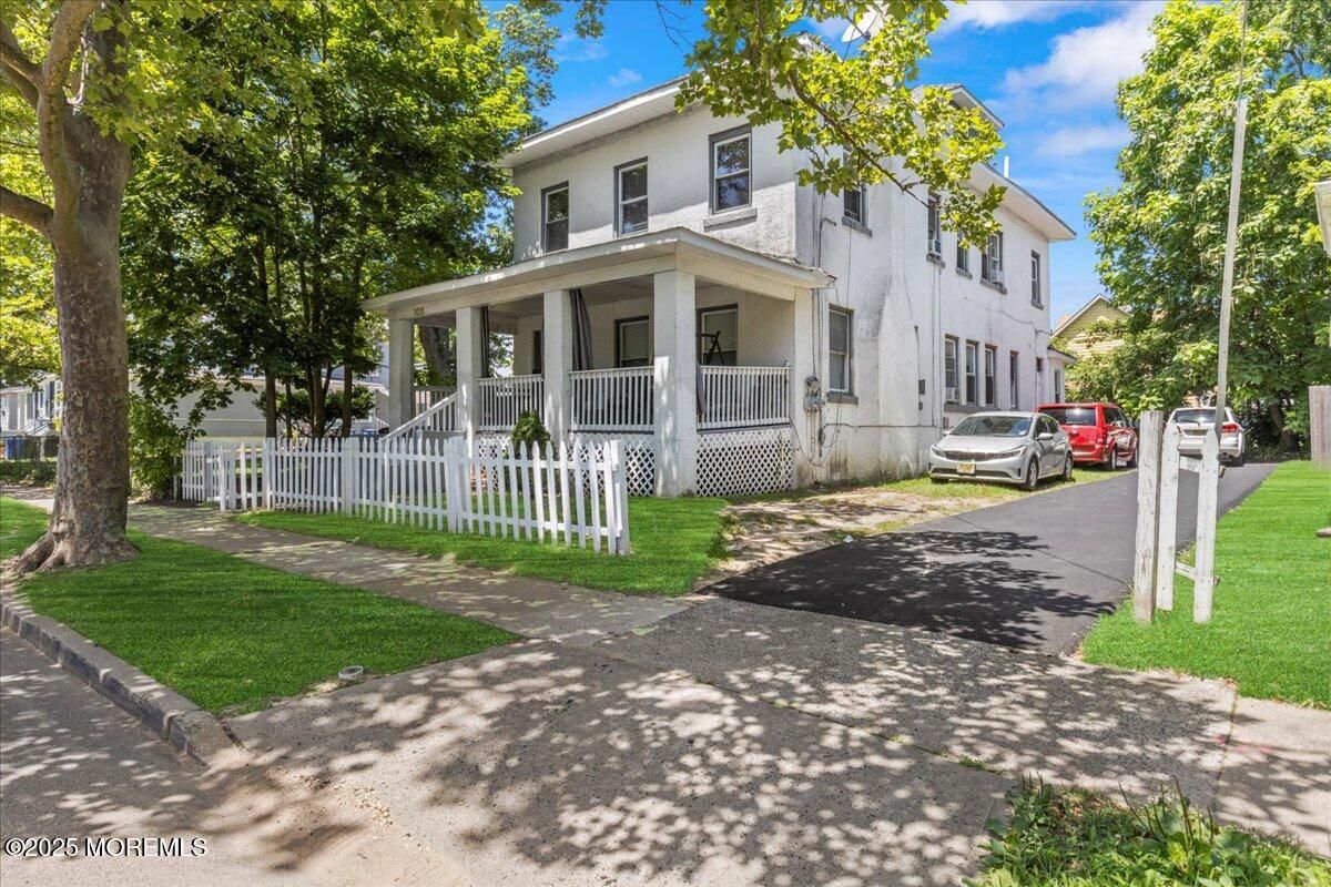 Exterior, Facade, American Foursquare