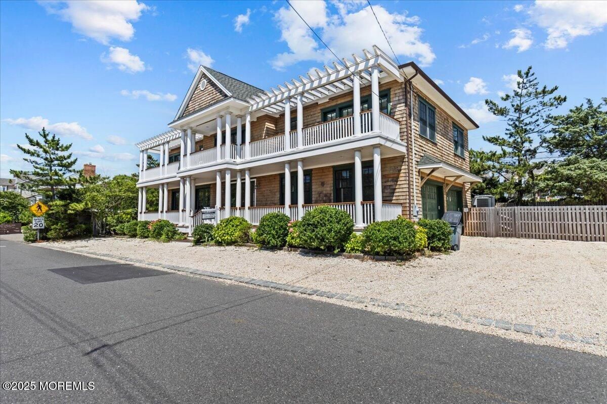 Attached, Exterior, Facade, Queen Anne Victorian