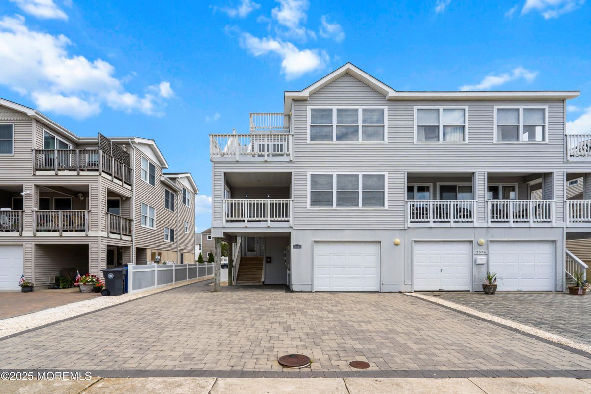 Attached, Exterior, Facade, Rowhouse