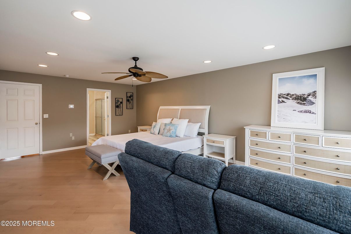 Bedroom, Interior, Living room, Recessed Lighting, Wood Texture Flooring