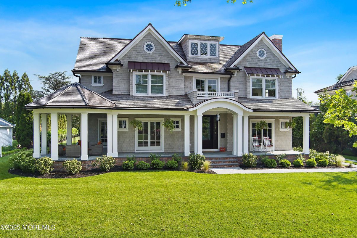 Exterior, Facade, Queen Anne Victorian