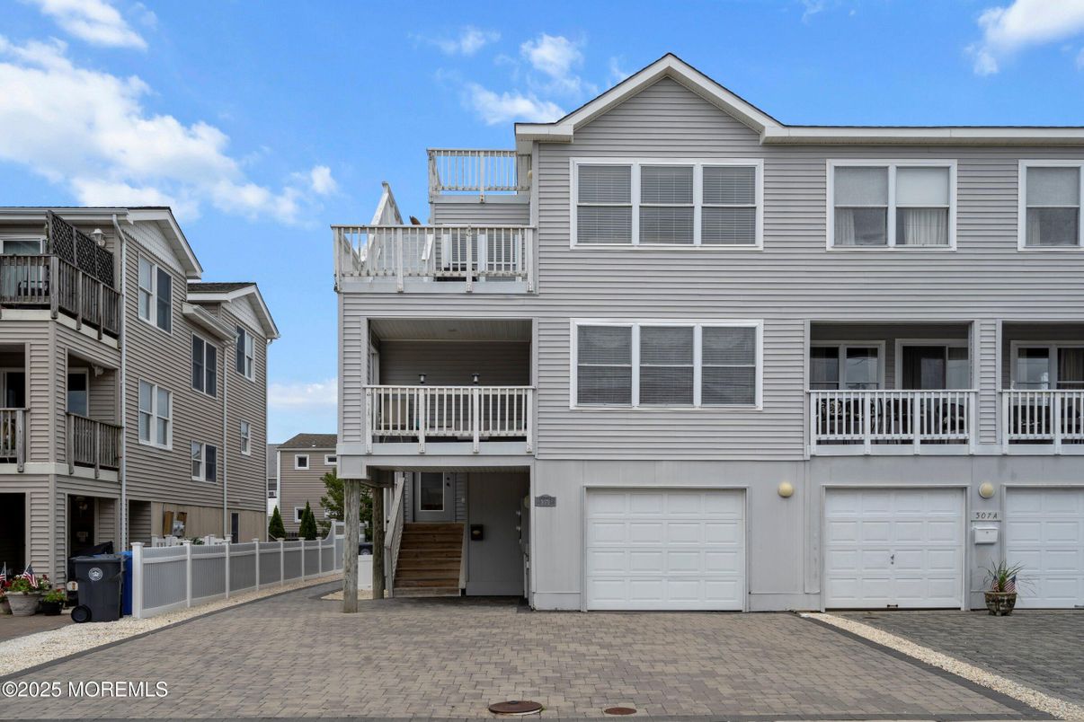 Attached, Exterior, Facade, Rowhouse