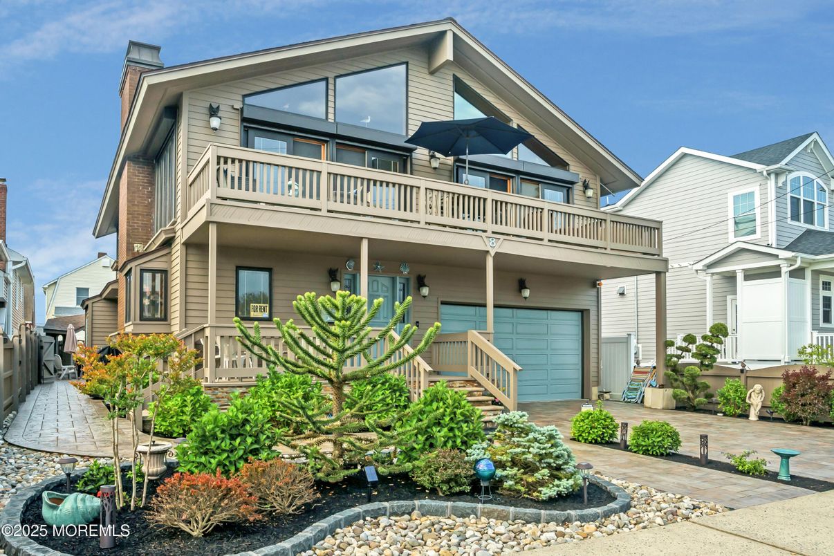 Attached, Exterior, Facade, Queen Anne Victorian