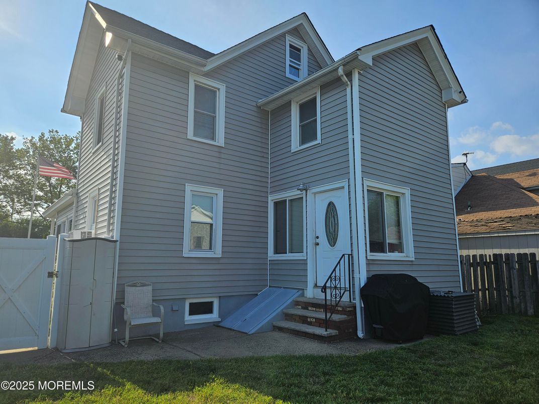 Exterior, Facade, Rowhouse