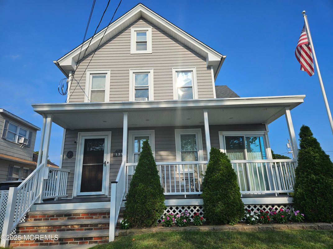 Exterior, Facade, Queen Anne Victorian