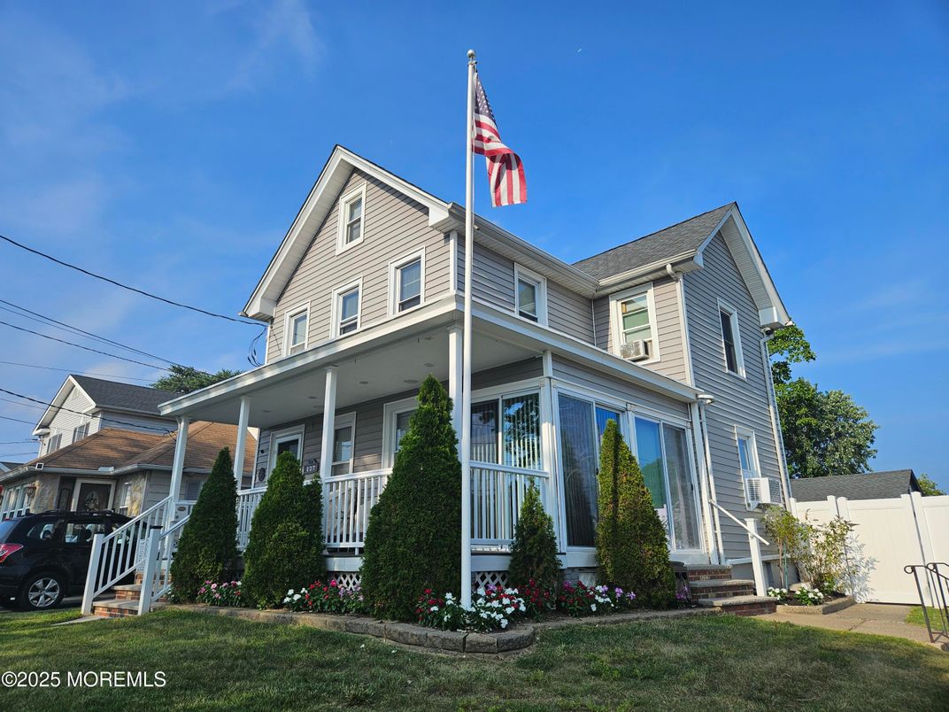 Exterior, Facade, Queen Anne Victorian
