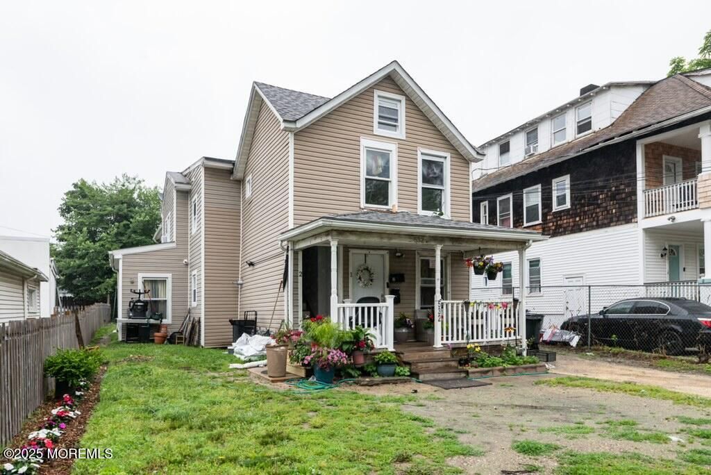Backyard, Exterior, Facade, Queen Anne Victorian