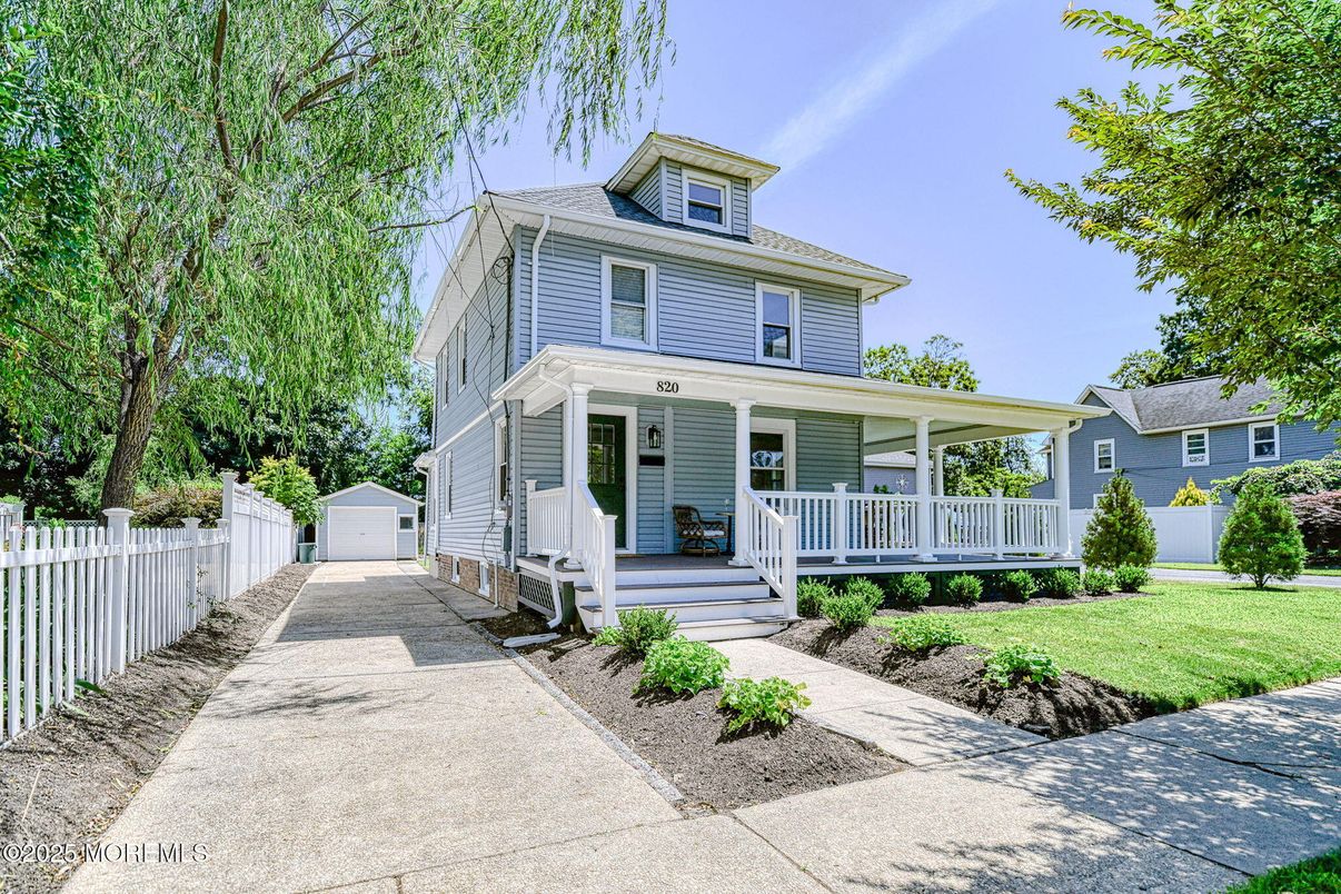 Exterior, Facade, American Foursquare