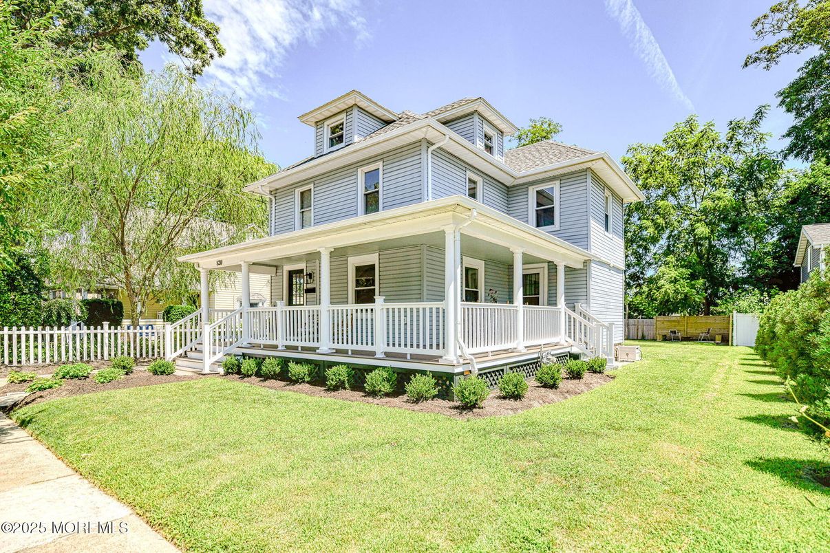Exterior, Facade, American Foursquare