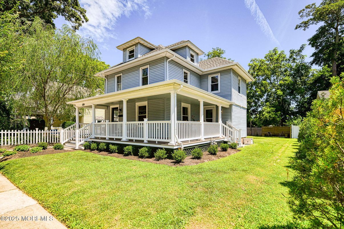 Exterior, Facade, American Foursquare
