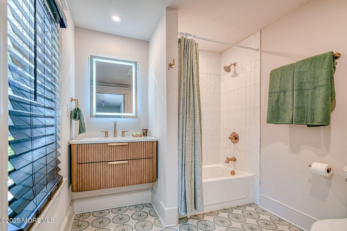 Bathroom, Interior, Recessed Lighting