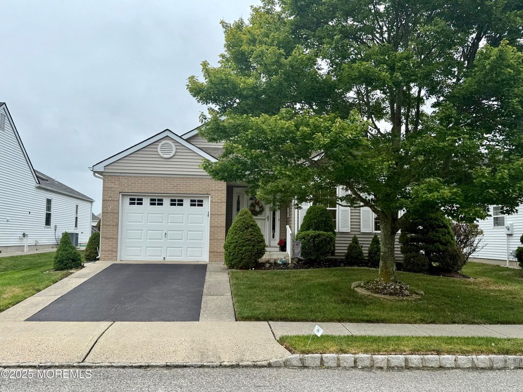 Attached, Exterior, Facade, Ranch