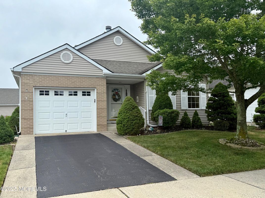 Attached, Exterior, Facade, Ranch