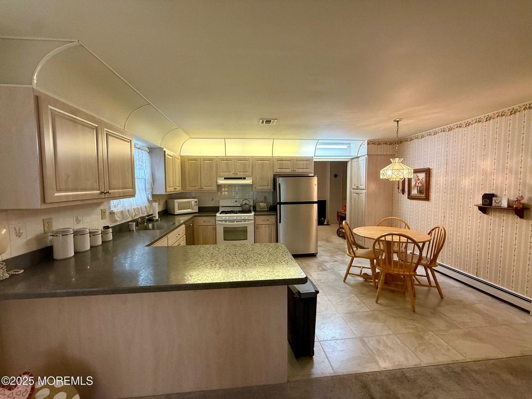 Chandelier, Dining room, Interior, Kitchen, Pendant Lights, Stainless Steel Appliances