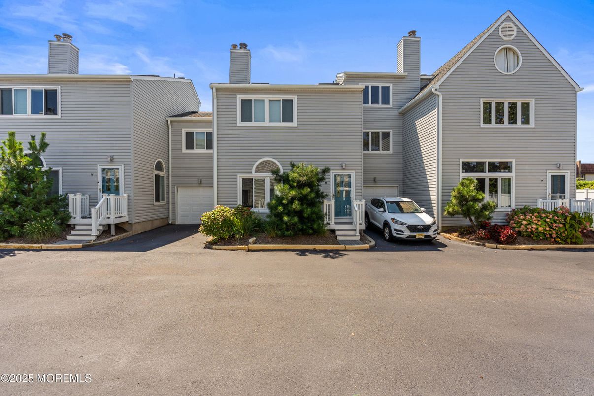 Exterior, Facade, Rowhouse