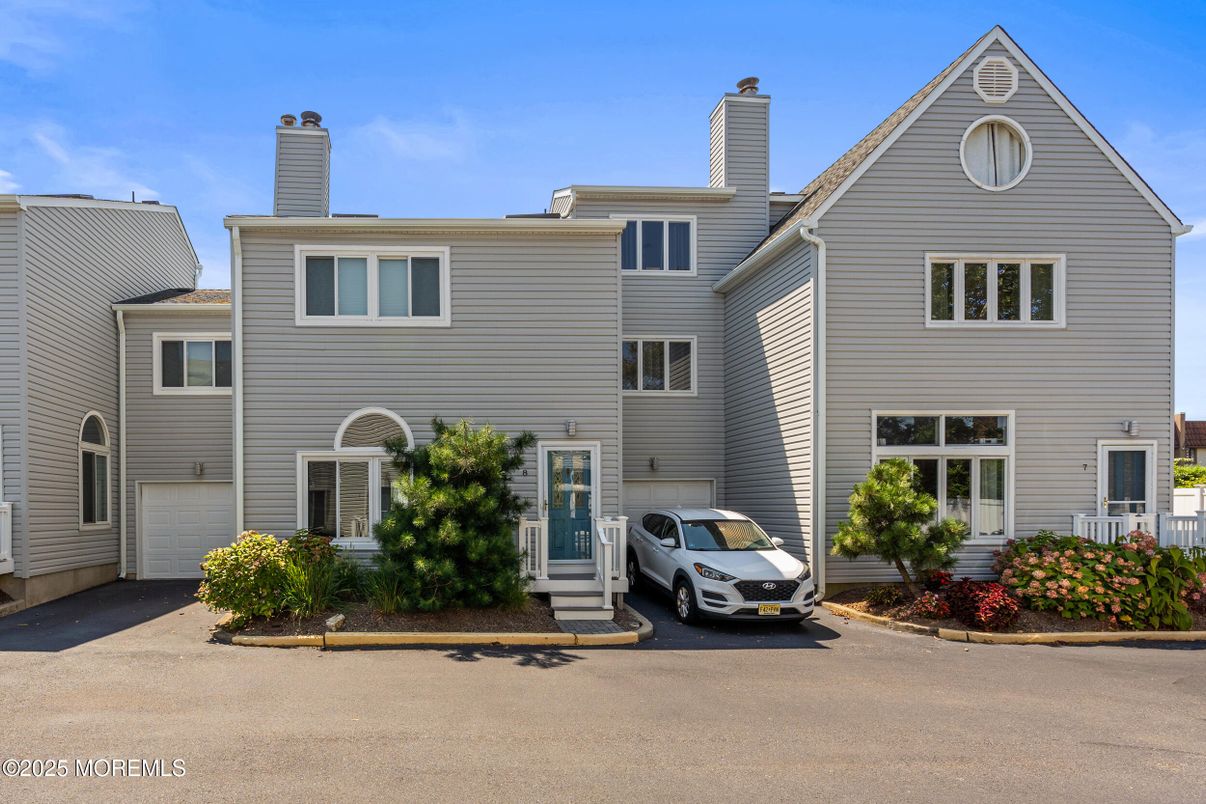 Attached, Exterior, Facade, Rowhouse