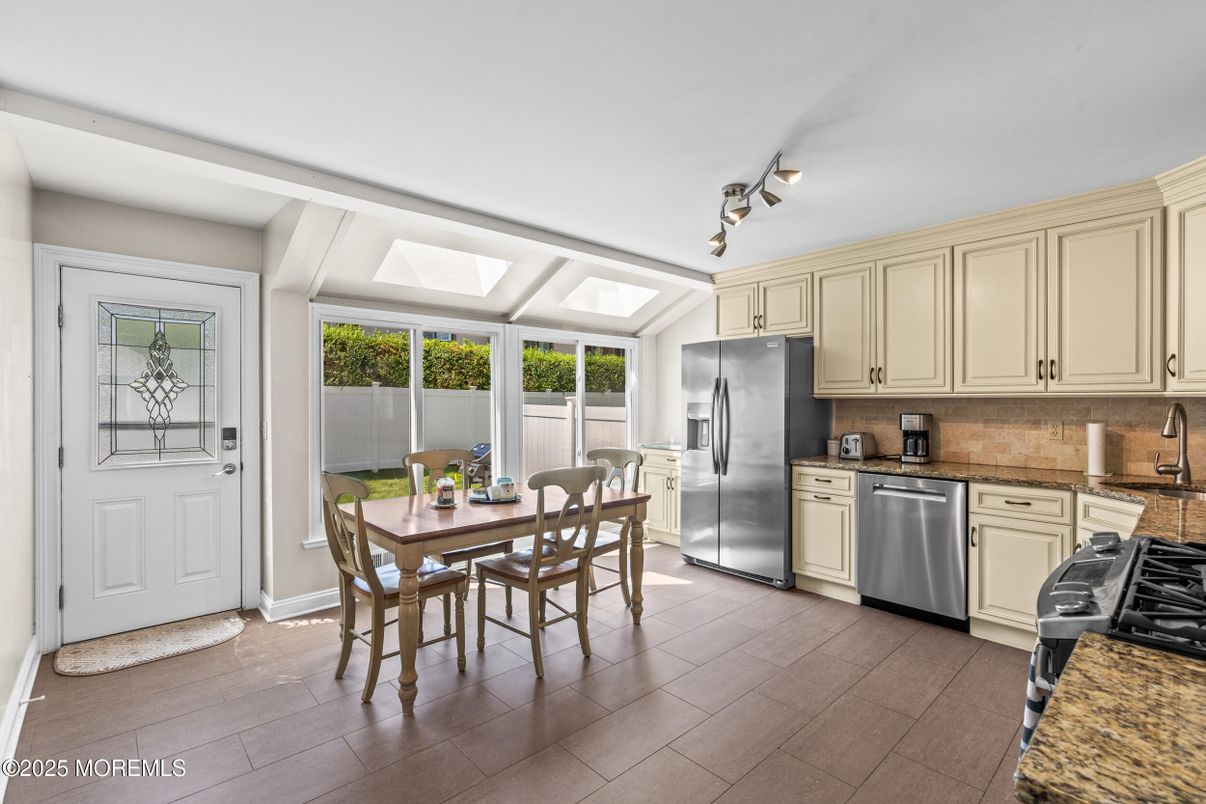Dining room, Interior, Kitchen, Stainless Steel Appliances, Wood Texture Flooring