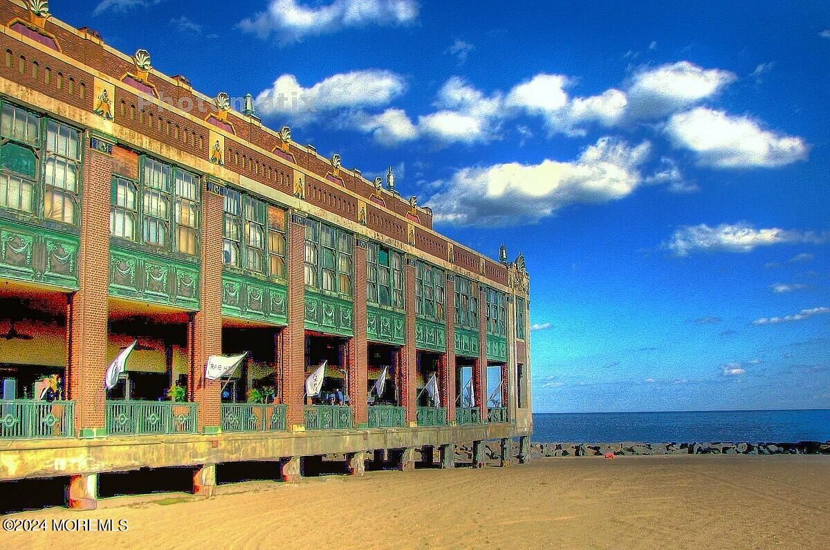 Exterior, Facade, Water, Chicago School