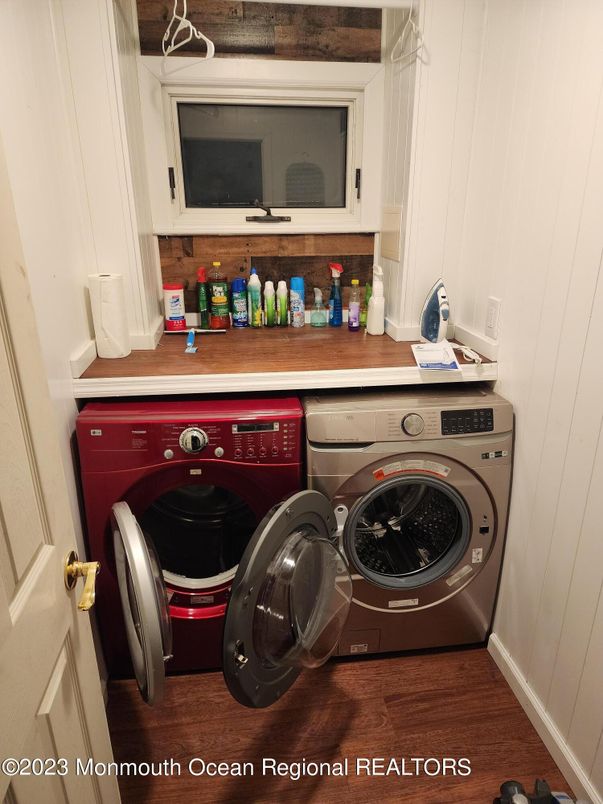 Interior, Washer, Wood Texture Flooring