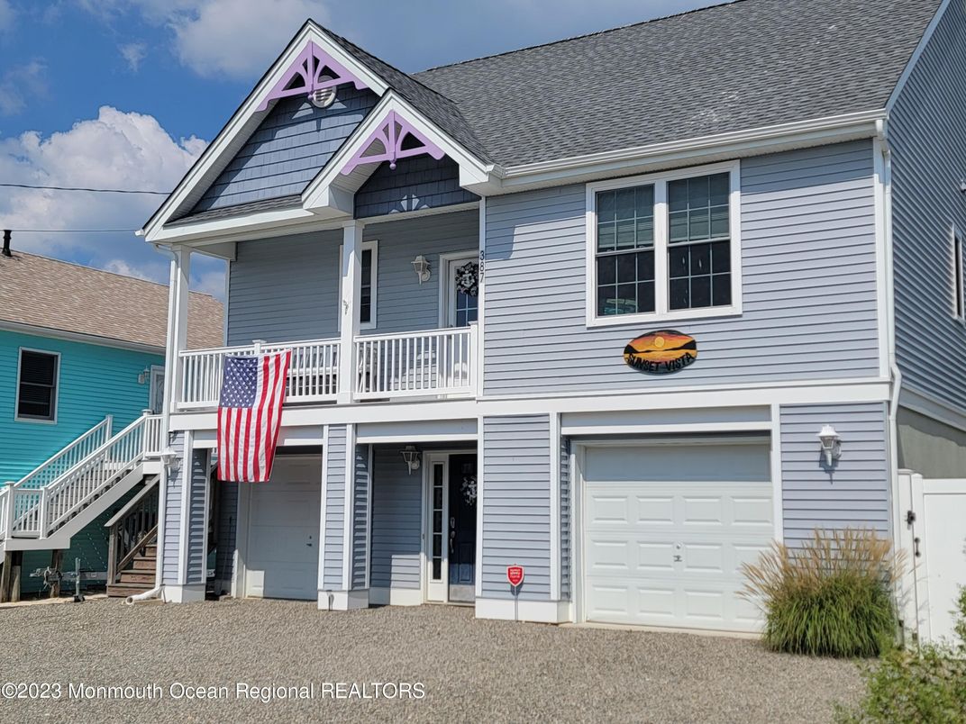 Attached, Exterior, Facade, Queen Anne Victorian
