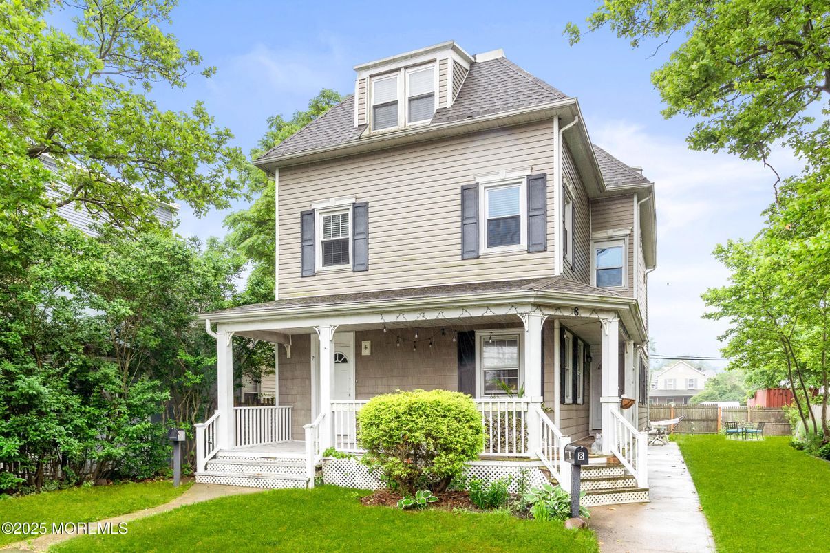 Exterior, Facade, American Foursquare
