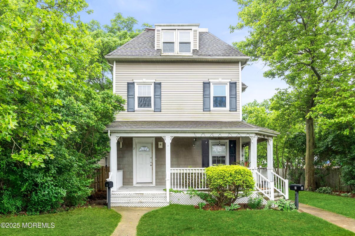Exterior, Facade, American Foursquare