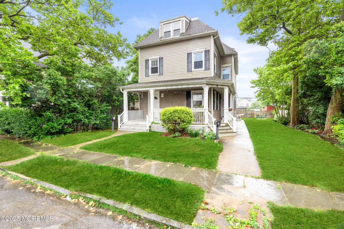 Exterior, Facade, American Foursquare