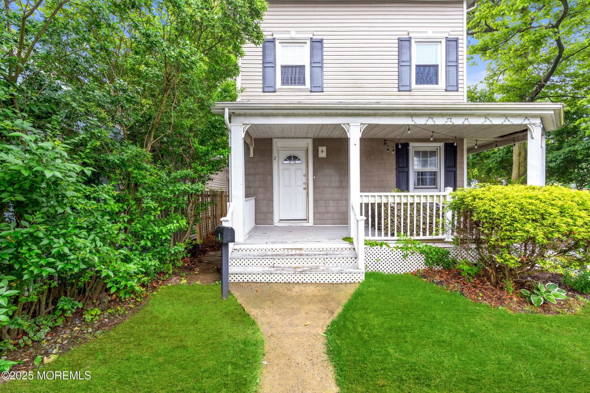 Exterior, Facade, American Foursquare