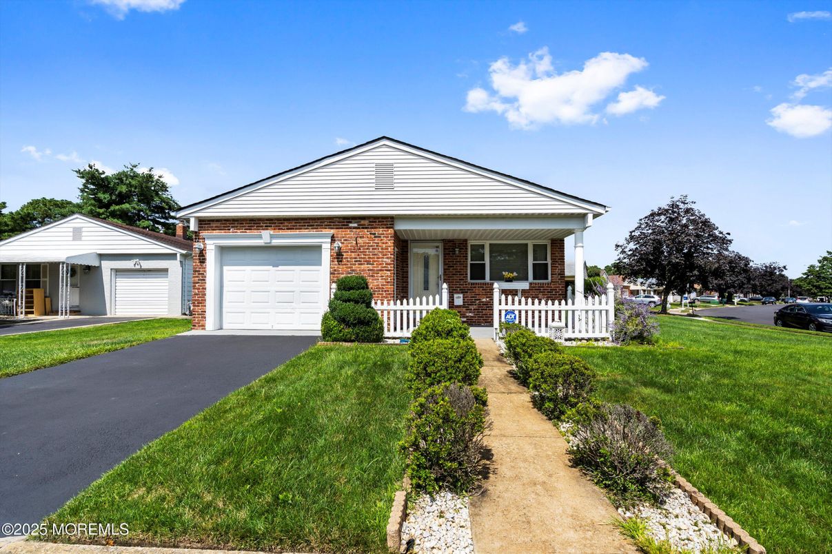 Attached, Exterior, Facade, Brick Facade, Ranch