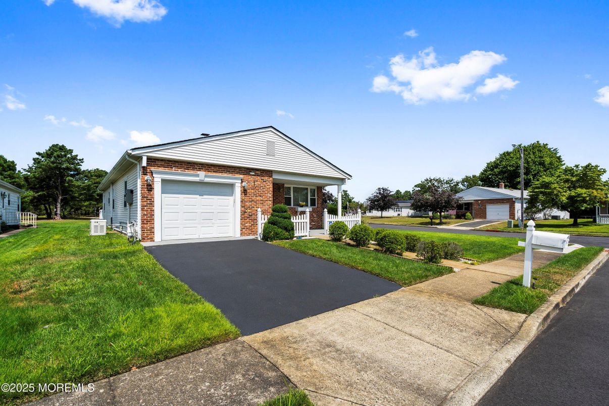 Attached, Exterior, Facade, Brick Facade, Ranch