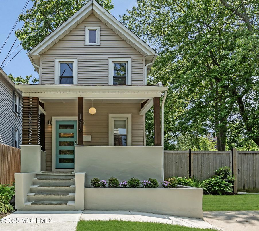 Exterior, Facade, Queen Anne Victorian