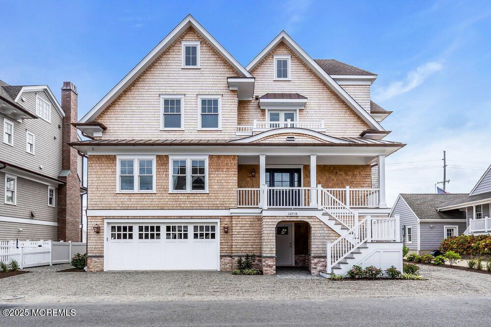 Attached, Exterior, Facade, Queen Anne Victorian