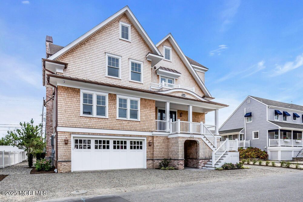 Attached, Exterior, Facade, Queen Anne Victorian
