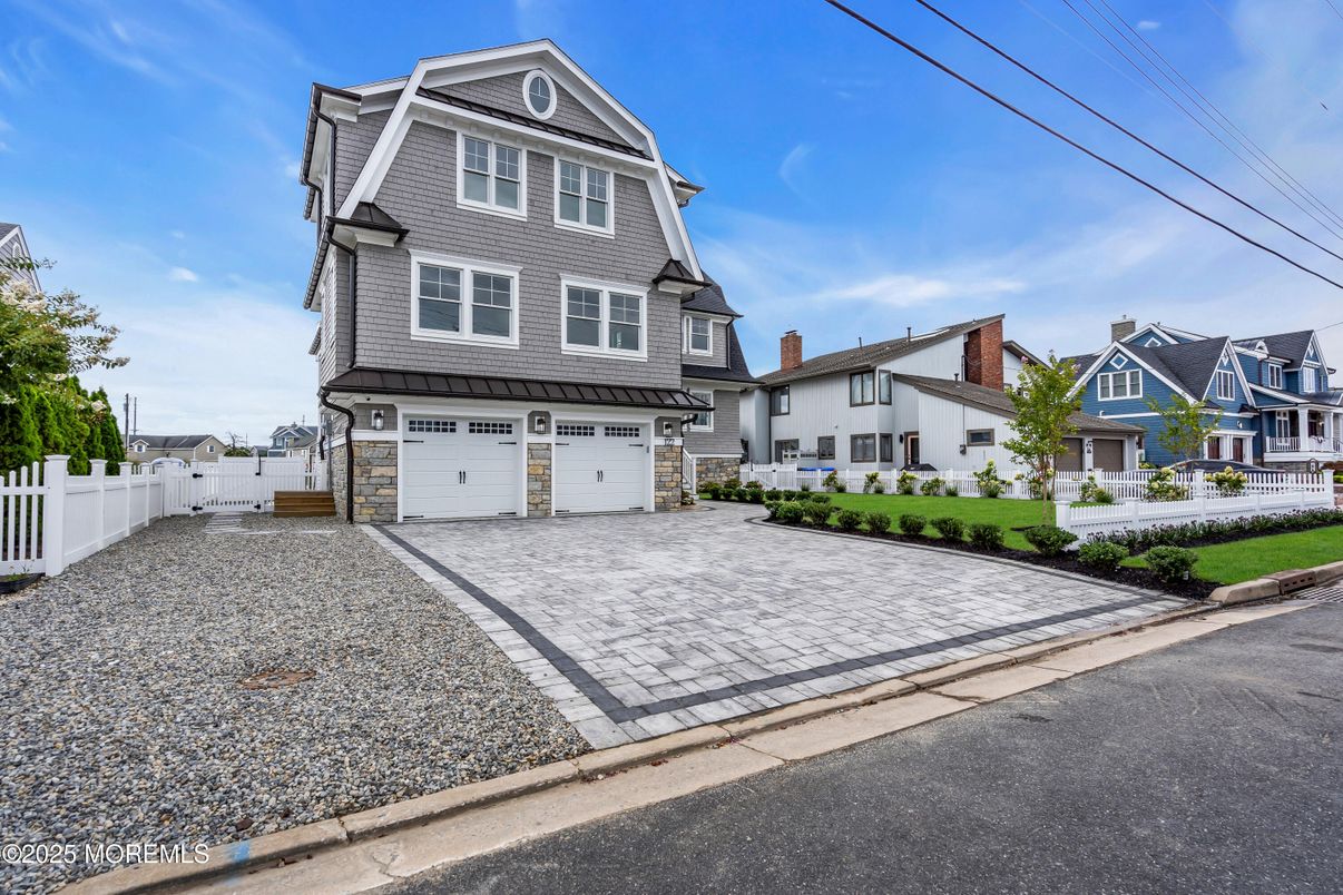 Attached, Exterior, Facade, Queen Anne Victorian