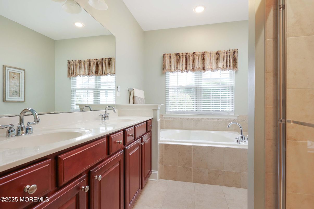 Bathroom, Dual Sink Vanities, Interior, Recessed Lighting