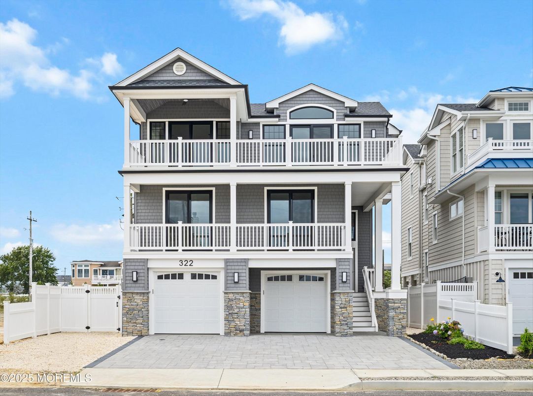Attached, Exterior, Facade, Queen Anne Victorian
