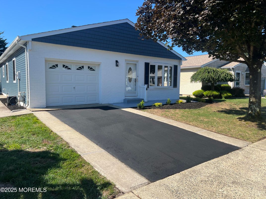 Attached, Exterior, Facade, Ranch