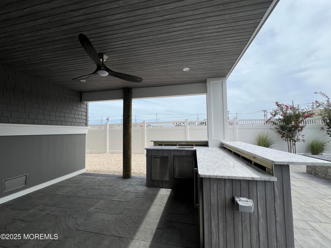 Exterior, Outdoor Kitchen, Water