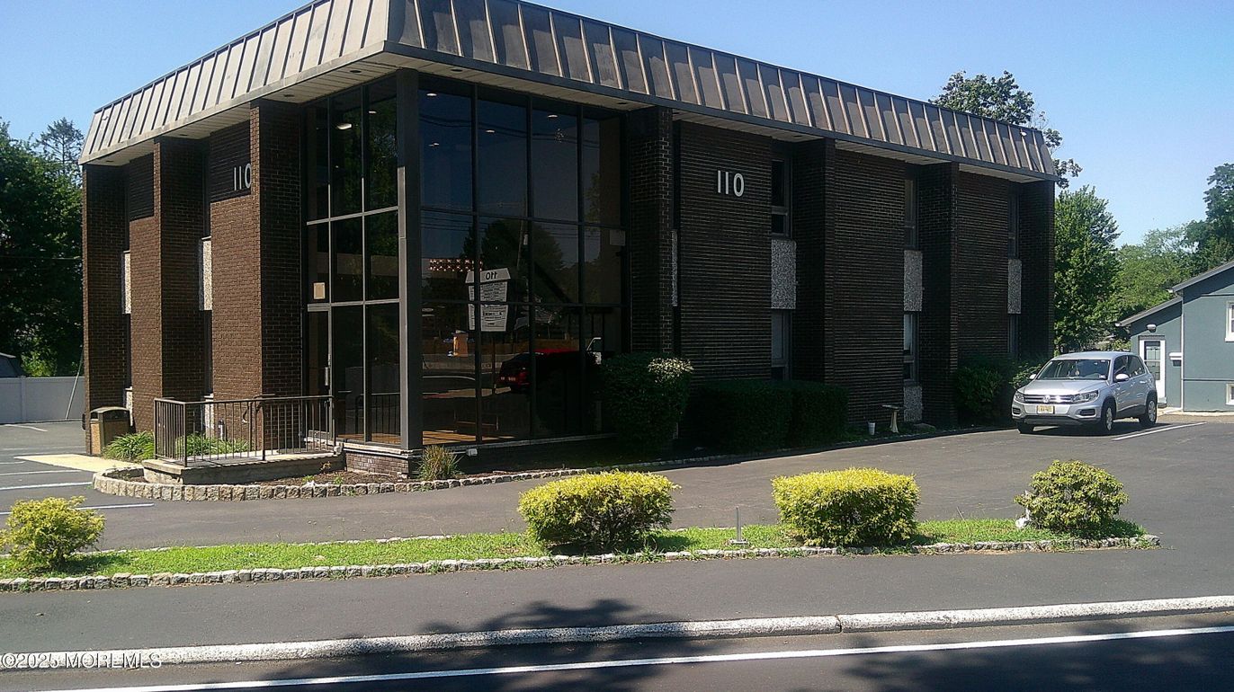 Exterior, Facade, Brick Facade, Highrise