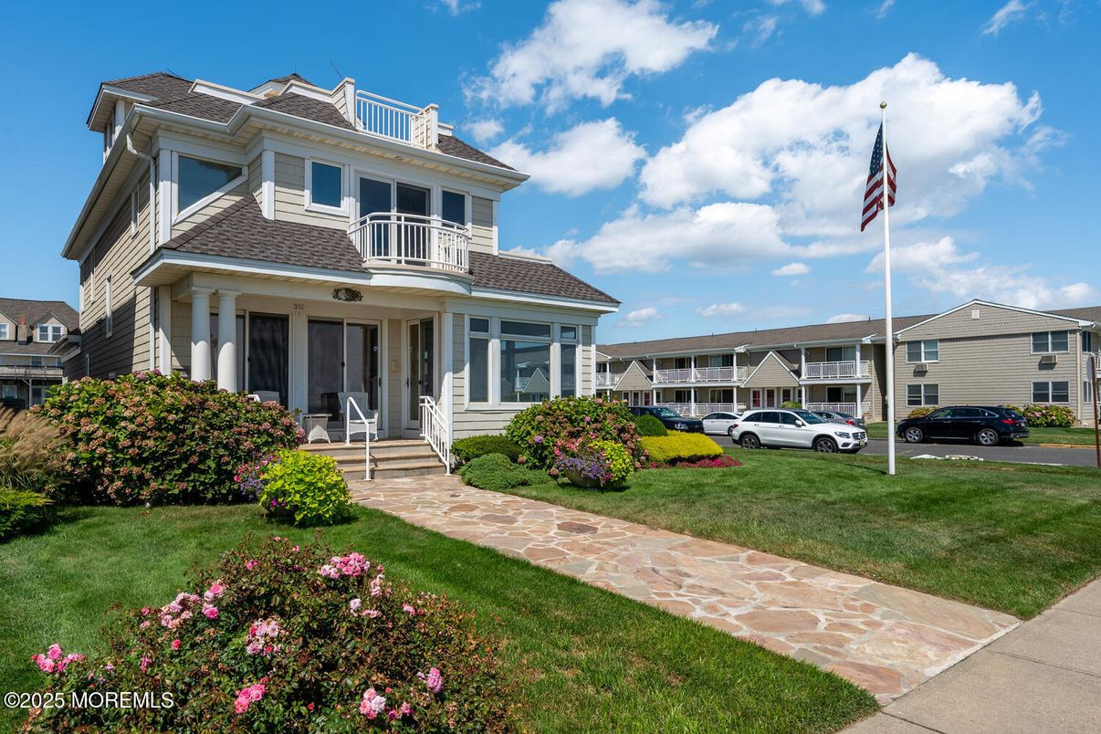 Exterior, Facade, Queen Anne Victorian