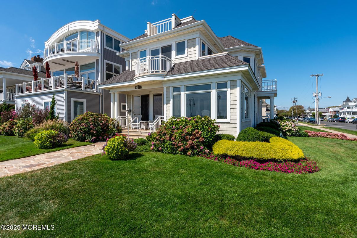 Backyard, Exterior, Facade, Queen Anne Victorian