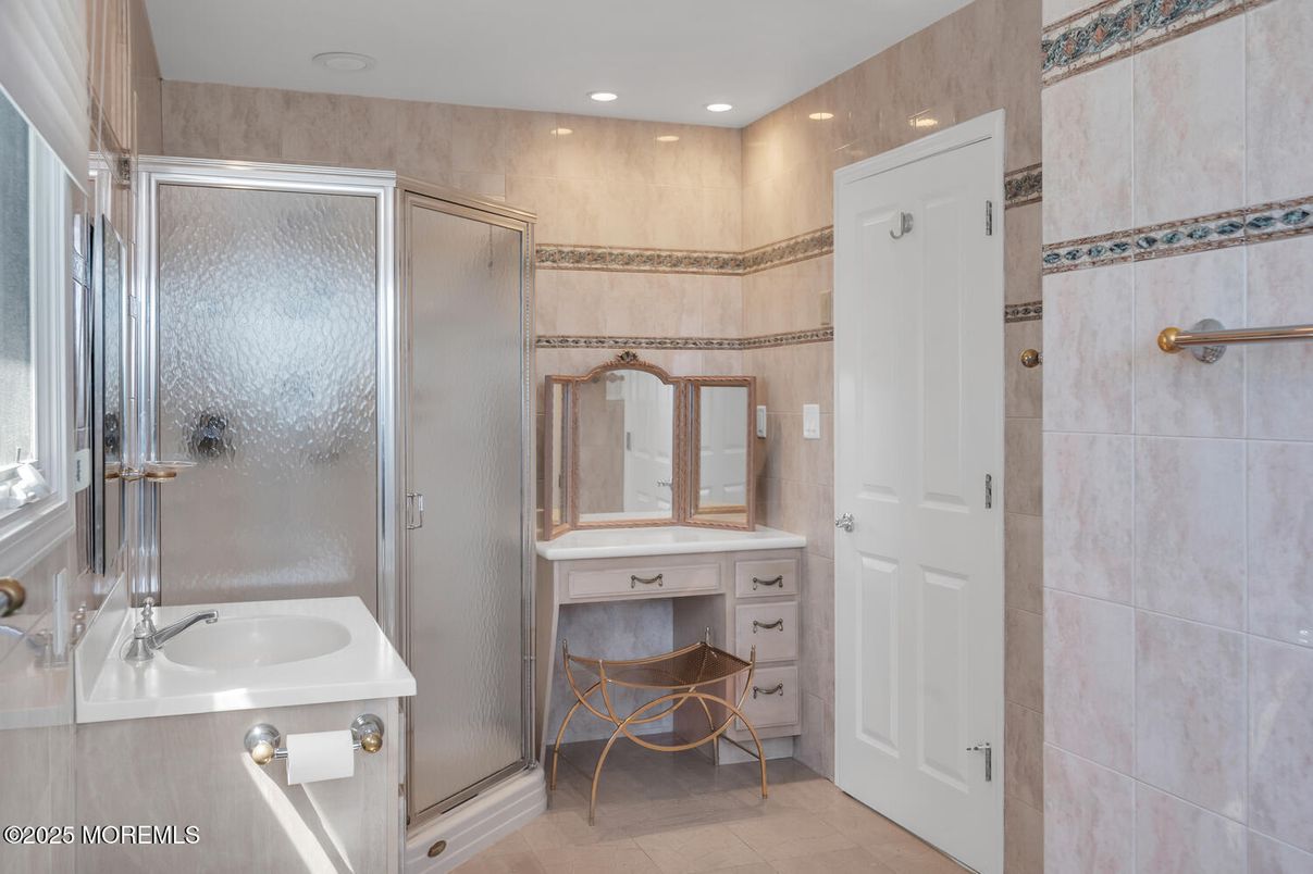 Bathroom, Interior, Recessed Lighting