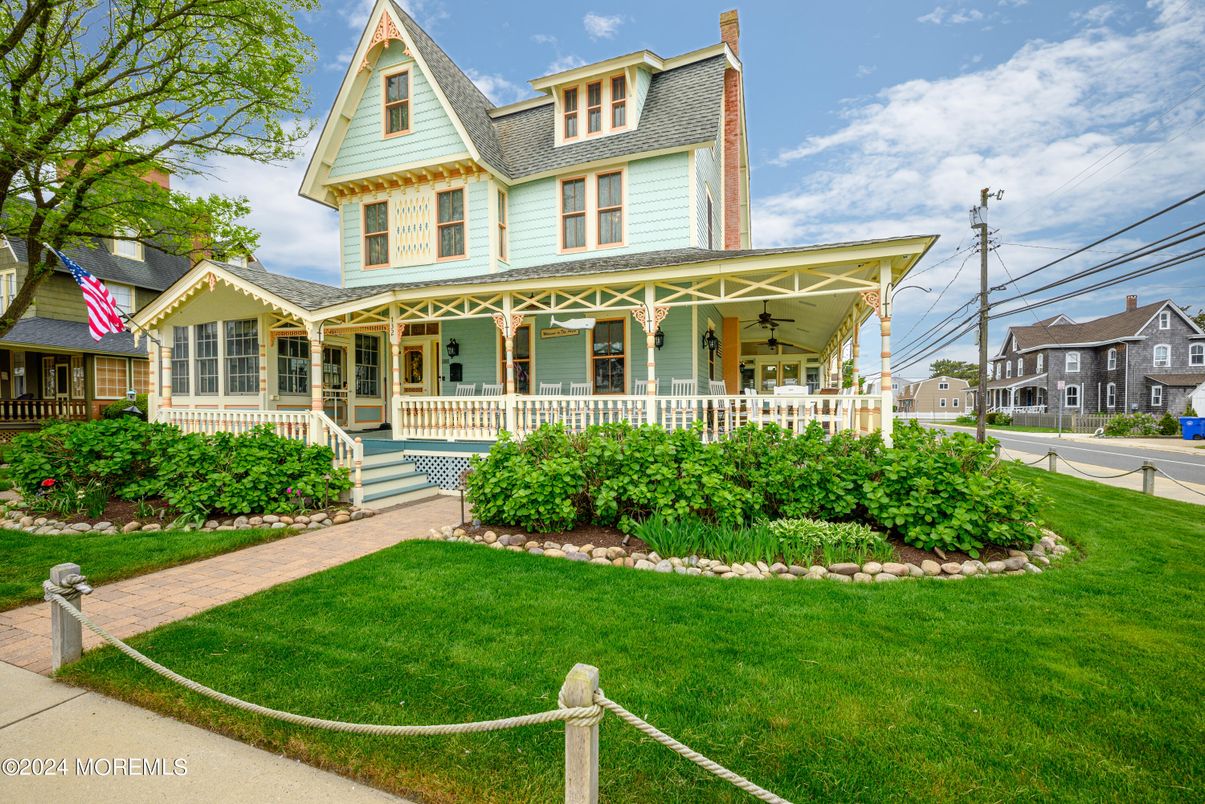 Exterior, Facade, Queen Anne Victorian