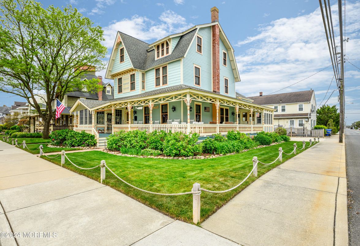 Exterior, Facade, Queen Anne Victorian