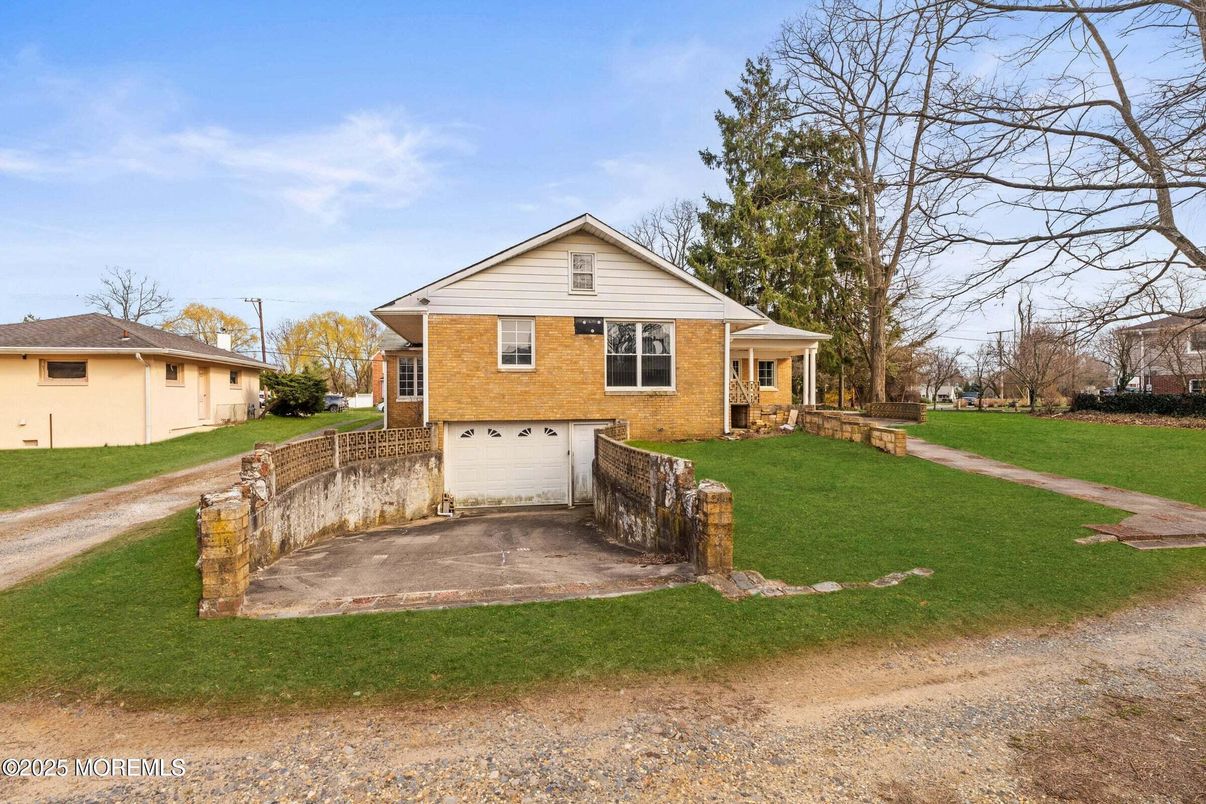 Attached, Exterior, Facade, Brick Facade, Split Level