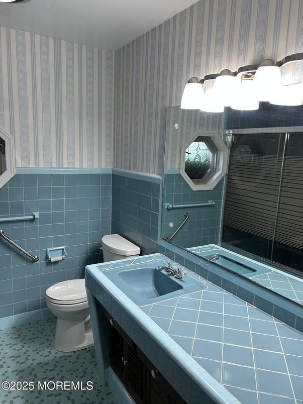 Bathroom, Interior, Tile Countertops