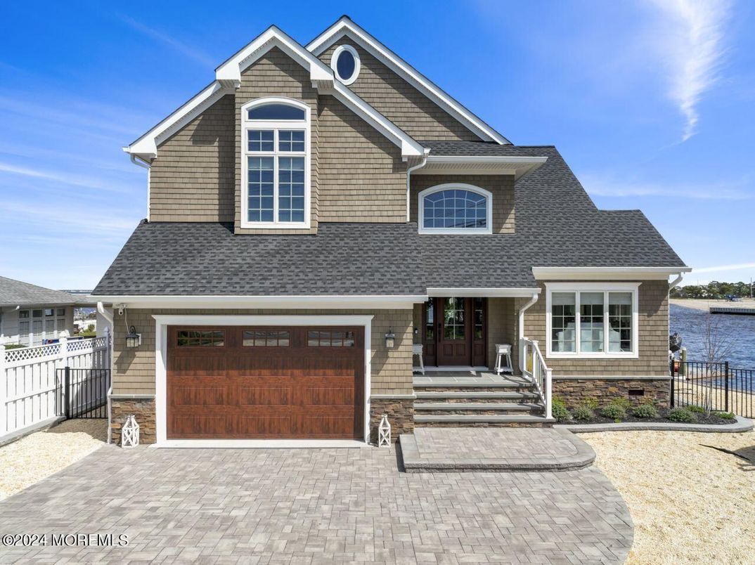 Attached, Exterior, Facade, American Craftsman