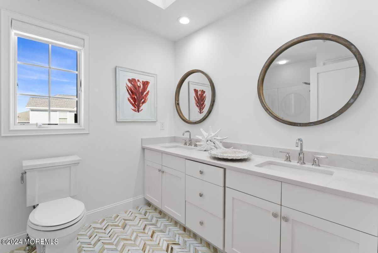 Bathroom, Dual Sink Vanities, Interior, Recessed Lighting